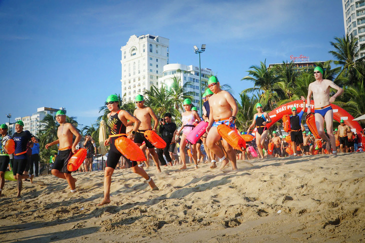 Hơn 500 vận động viên tranh tài tại giải bơi biển trên vịnh Nha Trang - Ảnh 2.