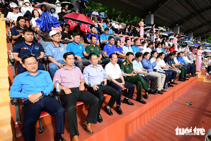 Sắc màu bóng đá công nhân, viên chức trên khán đài  - Ảnh 3.